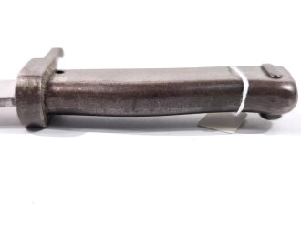 1.Weltkrieg, Ersatzseitengewehr 88/98 Eisengriff, mit Koppelschuh, Parierstange als Klaue ausgebildet, Klinge mit Hohlkehle spitz auslaufend, Blechscheide mit Sicken und Abschlußknopf,