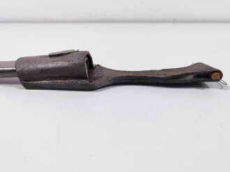 1.Weltkrieg, Ersatzseitengewehr 88/98 Eisengriff, mit Koppelschuh, Parierstange als Klaue ausgebildet, Klinge mit Hohlkehle spitz auslaufend, Blechscheide mit Sicken und Abschlußknopf,