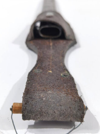 1.Weltkrieg, Ersatzseitengewehr 88/98 Eisengriff, mit Koppelschuh, Parierstange als Klaue ausgebildet, Klinge mit Hohlkehle spitz auslaufend, Blechscheide mit Sicken und Abschlußknopf,