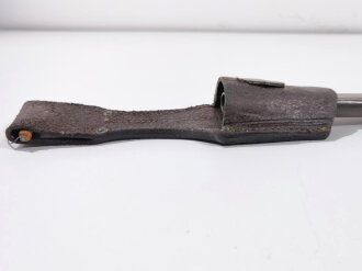1.Weltkrieg, Ersatzseitengewehr 88/98 Eisengriff, mit Koppelschuh, Parierstange als Klaue ausgebildet, Klinge mit Hohlkehle spitz auslaufend, Blechscheide mit Sicken und Abschlußknopf,