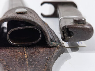 1.Weltkrieg, Ersatzseitengewehr 88/98 Eisengriff, mit Koppelschuh, Parierstange als Klaue ausgebildet, Klinge mit Hohlkehle spitz auslaufend, Blechscheide mit Sicken und Abschlußknopf,