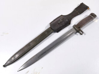 1.Weltkrieg, Ersatzseitengewehr 88/98 Eisengriff, mit Koppelschuh, Parierstange als Klaue ausgebildet, Klinge mit Hohlkehle spitz auslaufend, Blechscheide mit Sicken und Abschlußknopf,