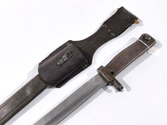 1.Weltkrieg, Ersatzseitengewehr 88/98 Eisengriff, mit Koppelschuh, Parierstange als Klaue ausgebildet, Klinge mit Hohlkehle spitz auslaufend, Blechscheide mit Sicken und Abschlußknopf,