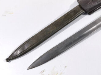 1.Weltkrieg, Ersatzseitengewehr 88/98 Eisengriff, mit Koppelschuh, Parierstange als Klaue ausgebildet, Klinge mit Hohlkehle spitz auslaufend, Blechscheide mit Sicken und Abschlußknopf,