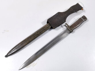1.Weltkrieg, Ersatzseitengewehr 88/98 Eisengriff, mit Koppelschuh, Parierstange als Klaue ausgebildet, Klinge mit Hohlkehle spitz auslaufend, Blechscheide mit Sicken und Abschlußknopf,