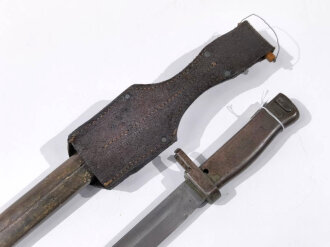 1.Weltkrieg, Ersatzseitengewehr 88/98 Eisengriff, mit Koppelschuh, Parierstange als Klaue ausgebildet, Klinge mit Hohlkehle spitz auslaufend, Blechscheide mit Sicken und Abschlußknopf,