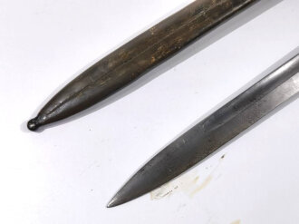 1.Weltkrieg, Ersatzseitengewehr 88/98 Eisengriff, mit Koppelschuh, Parierstange als Klaue ausgebildet, Klinge mit Hohlkehle spitz auslaufend, Blechscheide mit Sicken und Abschlußknopf,