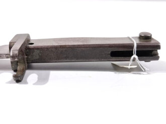 1.Weltkrieg, Ersatzseitengewehr 88/98 Eisengriff, mit Koppelschuh, Parierstange als Klaue ausgebildet, Klinge mit Hohlkehle spitz auslaufend, Blechscheide mit Sicken und Abschlußknopf,