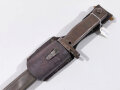 1.Weltkrieg, Ersatzseitengewehr 88/98 Eisengriff, mit Koppelschuh, Parierstange als Klaue ausgebildet, Klinge mit Hohlkehle spitz auslaufend, Blechscheide mit Sicken und Abschlußknopf,