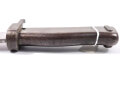 1.Weltkrieg, Ersatzseitengewehr 88/98 Eisengriff, mit Koppelschuh, Parierstange als Klaue ausgebildet, Klinge mit Hohlkehle spitz auslaufend, Blechscheide mit Sicken und Abschlußknopf,
