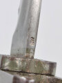 1.Weltkrieg, Ersatzseitengewehr 88/98 Eisengriff, mit Koppelschuh, Parierstange als Klaue ausgebildet, Klinge mit Hohlkehle spitz auslaufend, Blechscheide mit Sicken und Abschlußknopf,
