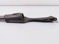 1.Weltkrieg, Ersatzseitengewehr 88/98 Eisengriff, mit Koppelschuh, Parierstange als Klaue ausgebildet, Klinge mit Hohlkehle spitz auslaufend, Blechscheide mit Sicken und Abschlußknopf,