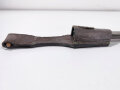 1.Weltkrieg, Ersatzseitengewehr 88/98 Eisengriff, mit Koppelschuh, Parierstange als Klaue ausgebildet, Klinge mit Hohlkehle spitz auslaufend, Blechscheide mit Sicken und Abschlußknopf,