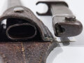 1.Weltkrieg, Ersatzseitengewehr 88/98 Eisengriff, mit Koppelschuh, Parierstange als Klaue ausgebildet, Klinge mit Hohlkehle spitz auslaufend, Blechscheide mit Sicken und Abschlußknopf,