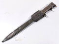 1.Weltkrieg, Ersatzseitengewehr 88/98 Eisengriff, mit Koppelschuh, Parierstange als Klaue ausgebildet, Klinge mit Hohlkehle spitz auslaufend, Blechscheide mit Sicken und Abschlußknopf,