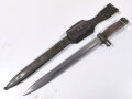 1.Weltkrieg, Ersatzseitengewehr 88/98 Eisengriff, mit Koppelschuh, Parierstange als Klaue ausgebildet, Klinge mit Hohlkehle spitz auslaufend, Blechscheide mit Sicken und Abschlußknopf,