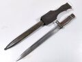 1.Weltkrieg, Ersatzseitengewehr 88/98 Eisengriff, mit Koppelschuh, Parierstange als Klaue ausgebildet, Klinge mit Hohlkehle spitz auslaufend, Blechscheide mit Sicken und Abschlußknopf,