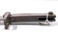 1.Weltkrieg, Ersatzseitengewehr 88/98 Eisengriff, mit Koppelschuh, Parierstange als Klaue ausgebildet, Klinge mit Hohlkehle spitz auslaufend, Blechscheide mit Sicken und Abschlußknopf,