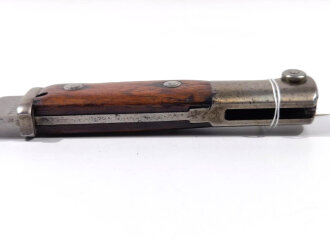 1.Weltkrieg Seitengewehr Modell 14  mit Sägerücken, Abnahmestempel auf Klingenrücken und auf Tragehaken, genieteter Griff, Hohlkehle rund auslaufend, Hersteller Samson Werk, Gesamtlänge 47 cm,