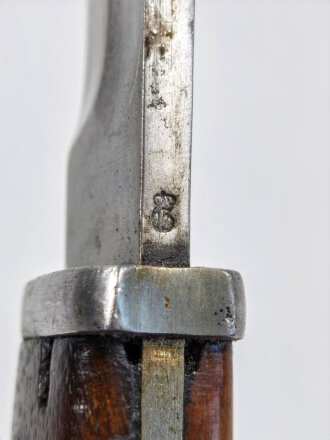 1.Weltkrieg Seitengewehr Modell 14  , Abnahmestempel auf Klingenrücken , mit Schlitzschrauben befestigte Holzgriffschalen. gerenigtes Stück, die Scheide neuzeitlich beilackiert