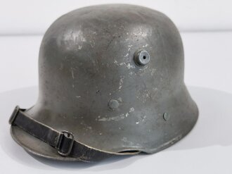 Stahlhelm für Kinder, Fertigung Ende 2.Weltkrieg, der Kinnriemen ist aus italienischem Leder. Originallack