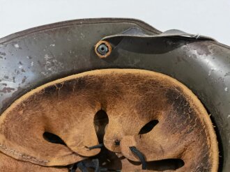 Stahlhelm für Kinder, Fertigung Ende 2.Weltkrieg, der Kinnriemen ist aus italienischem Leder. Originallack