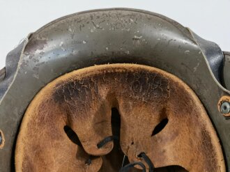 Stahlhelm für Kinder, Fertigung Ende 2.Weltkrieg, der Kinnriemen ist aus italienischem Leder. Originallack