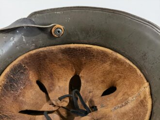 Stahlhelm für Kinder, Fertigung Ende 2.Weltkrieg, der Kinnriemen ist aus italienischem Leder. Originallack
