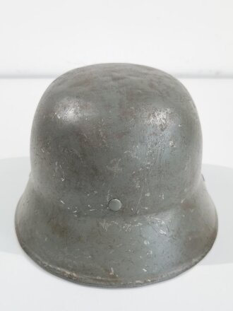 Stahlhelm für Kinder, Fertigung Ende 2.Weltkrieg, der Kinnriemen ist aus italienischem Leder. Originallack