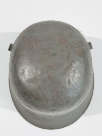 Stahlhelm für Kinder, Fertigung Ende 2.Weltkrieg, der Kinnriemen ist aus italienischem Leder. Originallack