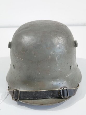Stahlhelm für Kinder, Fertigung Ende 2.Weltkrieg, der Kinnriemen ist aus italienischem Leder. Originallack