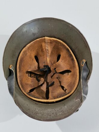 Stahlhelm für Kinder, Fertigung Ende 2.Weltkrieg, der Kinnriemen ist aus italienischem Leder. Originallack