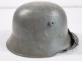 Stahlhelm für Kinder, Fertigung Ende 2.Weltkrieg, der Kinnriemen ist aus italienischem Leder. Originallack