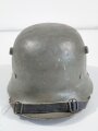 Stahlhelm für Kinder, Fertigung Ende 2.Weltkrieg, der Kinnriemen ist aus italienischem Leder. Originallack