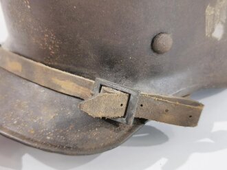 2.Weltkrieg Stahlhelm , komplettes Fantasieprodukt aus REPRO Teilen, die Hakenkreuze jeweils entfernt. Einzelstück aus Sammlungsauflösung