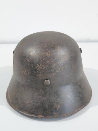 2.Weltkrieg Stahlhelm , komplettes Fantasieprodukt aus REPRO Teilen, die Hakenkreuze jeweils entfernt. Einzelstück aus Sammlungsauflösung