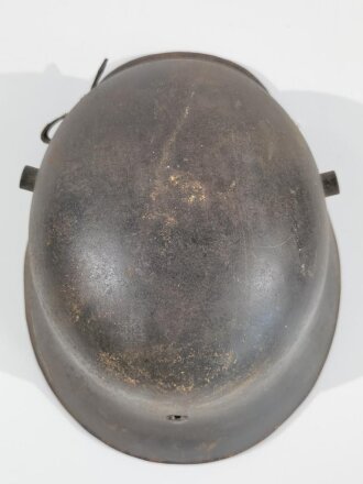 2.Weltkrieg Stahlhelm , komplettes Fantasieprodukt aus REPRO Teilen, die Hakenkreuze jeweils entfernt. Einzelstück aus Sammlungsauflösung