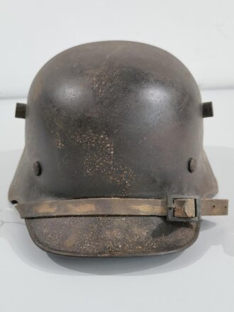 2.Weltkrieg Stahlhelm , komplettes Fantasieprodukt aus REPRO Teilen, die Hakenkreuze jeweils entfernt. Einzelstück aus Sammlungsauflösung