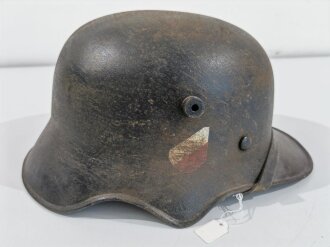 2.Weltkrieg Stahlhelm , komplettes Fantasieprodukt aus REPRO Teilen, die Hakenkreuze jeweils entfernt. Einzelstück aus Sammlungsauflösung