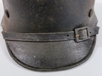 2.Weltkrieg Stahlhelm , komplettes Fantasieprodukt aus REPRO Teilen, die Hakenkreuze jeweils entfernt. Einzelstück aus Sammlungsauflösung