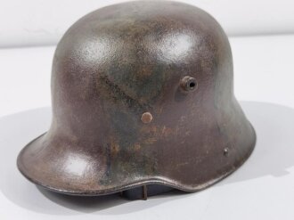 1.Weltkrieg, Stahlhelm Modell 1916. Leicht narbige, originale Glocke, der Rest kreativ dazugebastelt, Innenfutter hängt nur an einer Niete. Einzelstück aus Sammlungsauflösung