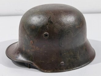 1.Weltkrieg, Stahlhelm Modell 1916. Leicht narbige,...