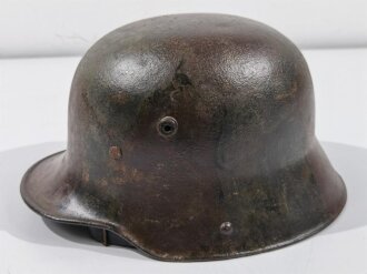 1.Weltkrieg, Stahlhelm Modell 1916. Leicht narbige, originale Glocke, der Rest kreativ dazugebastelt, Innenfutter hängt nur an einer Niete. Einzelstück aus Sammlungsauflösung