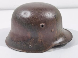 1.Weltkrieg, Stahlhelm Modell 1916. Leicht narbige, originale Glocke, der Rest kreativ dazugebastelt, Innenfutter hängt nur an einer Niete. Einzelstück aus Sammlungsauflösung