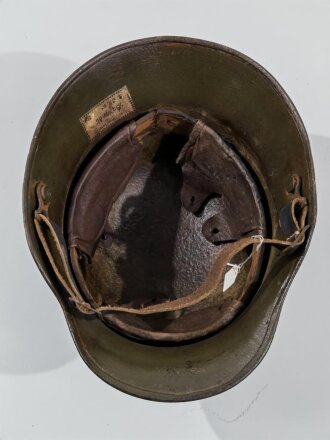 1.Weltkrieg, Stahlhelm Modell 1916. Leicht narbige, originale Glocke, der Rest kreativ dazugebastelt, Innenfutter hängt nur an einer Niete. Einzelstück aus Sammlungsauflösung