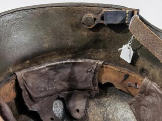 1.Weltkrieg, Stahlhelm Modell 1916. Leicht narbige, originale Glocke, der Rest kreativ dazugebastelt, Innenfutter hängt nur an einer Niete. Einzelstück aus Sammlungsauflösung