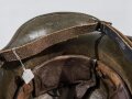 1.Weltkrieg, Stahlhelm Modell 1916. Leicht narbige, originale Glocke, der Rest kreativ dazugebastelt, Innenfutter hängt nur an einer Niete. Einzelstück aus Sammlungsauflösung