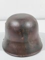 1.Weltkrieg, Stahlhelm Modell 1916. Leicht narbige, originale Glocke, der Rest kreativ dazugebastelt, Innenfutter hängt nur an einer Niete. Einzelstück aus Sammlungsauflösung