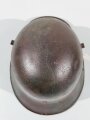 1.Weltkrieg, Stahlhelm Modell 1916. Leicht narbige, originale Glocke, der Rest kreativ dazugebastelt, Innenfutter hängt nur an einer Niete. Einzelstück aus Sammlungsauflösung