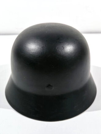 Stahlhelm Modell 1935 Wehrmacht. Neuzeitlich lackierte Glocke Q64, Innenfutter und Kinnriemen Modell 1940 Wehrmacht, von der norwegiscchen Armee weitergetragen und mit braunem Lederfett bearbeitet